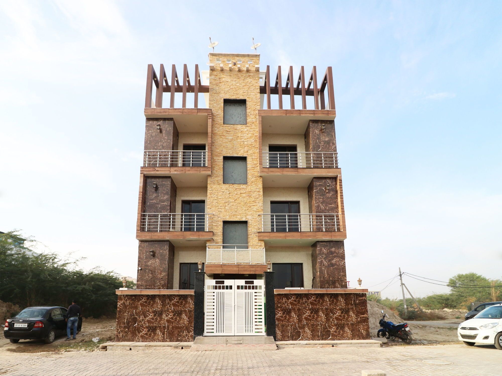 Oyo 10810 Sangvi Palace Greater Noida Exterior foto