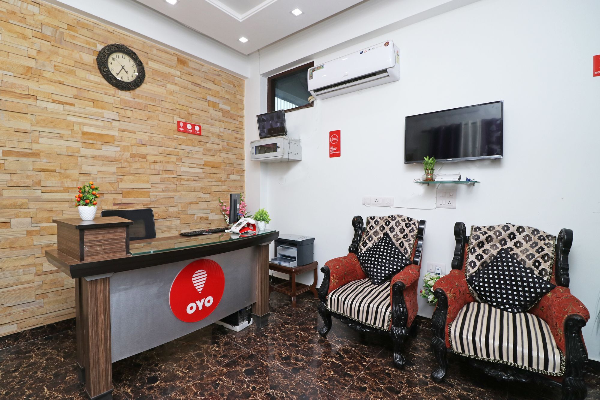 Oyo 10810 Sangvi Palace Greater Noida Exterior foto